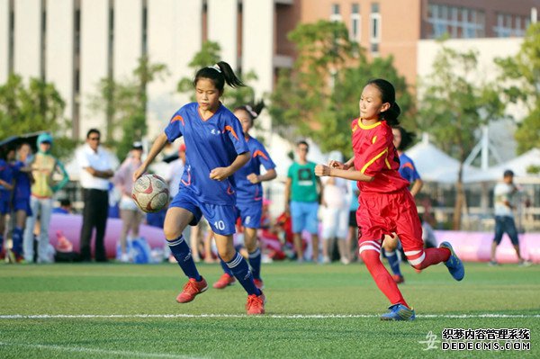 足球女.webp.jpg