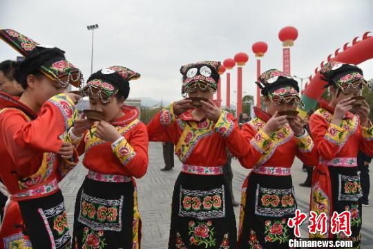 图为穿着羌族服装的姑娘正在品茶。　杨勇 摄