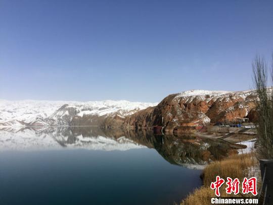 图为3月底,紧邻天梯山石窟的黄羊河水库雪后美景。 冯志军 摄 图为3月底,紧邻天梯山石窟的黄羊河水库雪后美景。 冯志军 摄